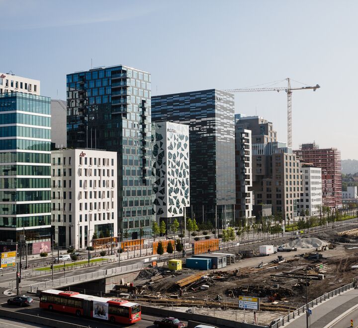 Målet for økonomisk politikk bør være å oppnå så høy fremtidig verdiskaping som mulig, så mange godt betalte arbeidsplasser som mulig, og så høy avkastning på investert kapital som mulig, skriver innleggsforfatterne. (Foto av Barcode Oslo: Nicolas Tourrenc)