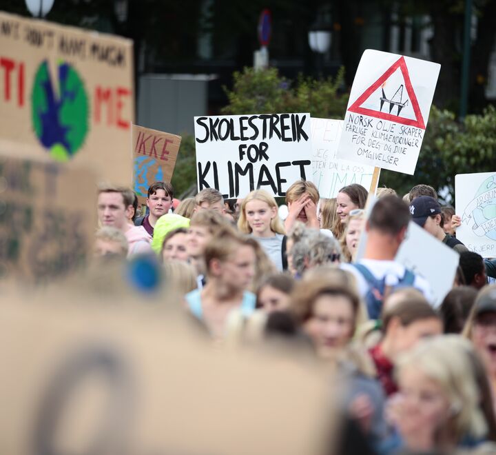 Skoleelever har klimastreik foran Stortinget i Oslo i 2019  (Foto: Håkon Mosvold Larsen, NTB).