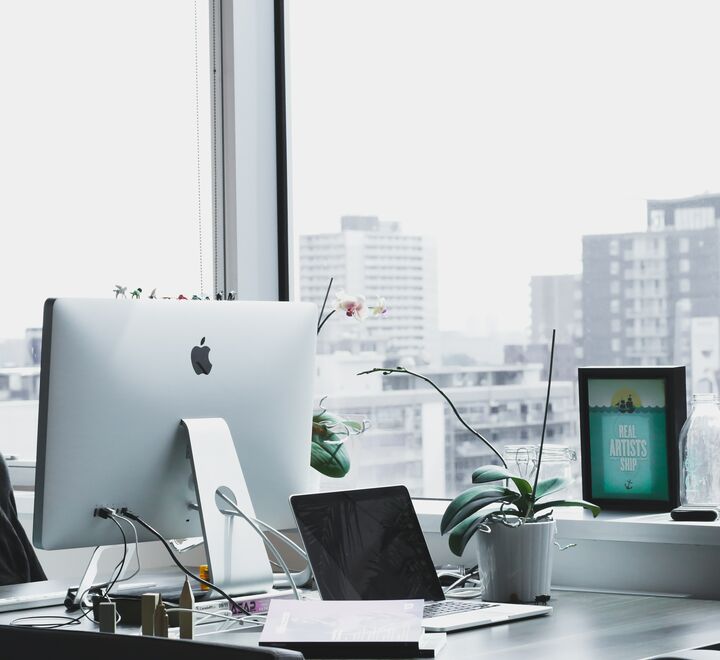 Per vil gjerne forhanlde seg fram til vindusplassen på kontoret. Illustrasjonsfoto. (Foto: Alesia Kazantceva on Unsplash).