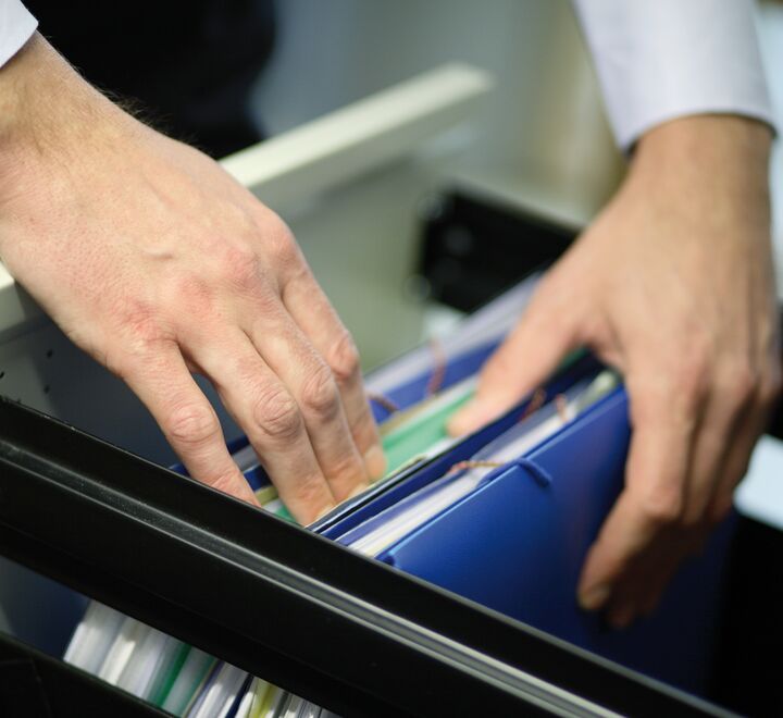 Person arkiverer dokumenter