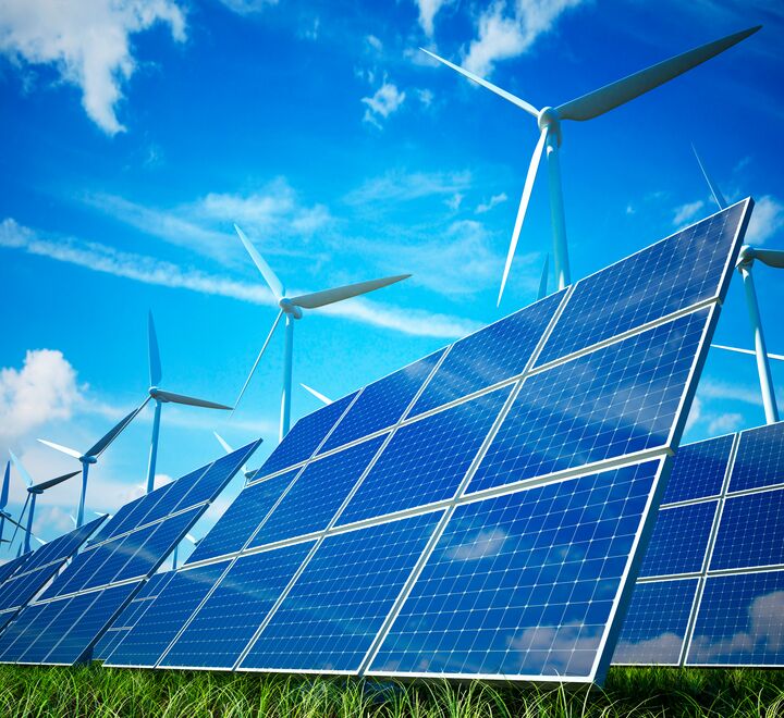 Fornybar kraft er veldig snart den billigste energien overalt. (illustrasjonsbilde av solceller og vindmøller)