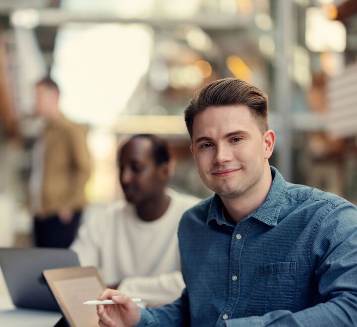 Bilde av manlig student som smiler inn i kameraet