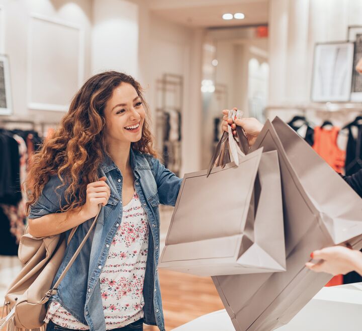 Kvinne med handleposer i butikk