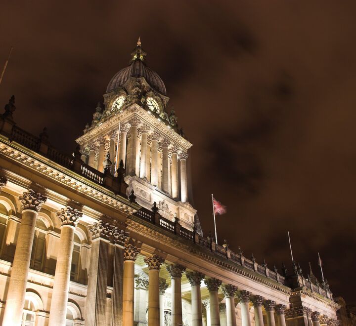 Bilde av en bygning tatt om natten