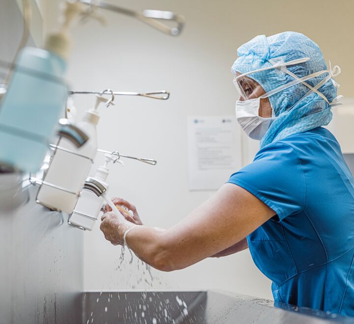 Hvordan kan man samarbeide bedre rundt offentlige innkjøp, slik at sykepleiere (avbildet) og andre i helsevesenet får utstyret de trenger?