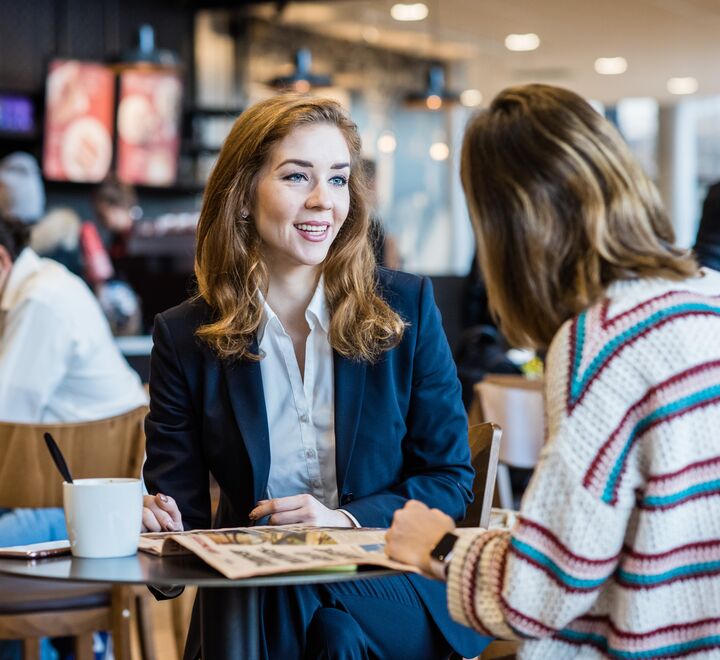 To studenter snakker sammen