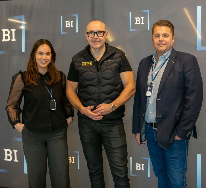 Bilde av tre personer som viser samarbeidet med kulturaktøren 