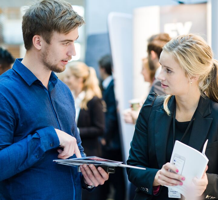 To personer som har en samtale på en stand