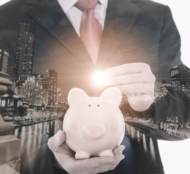 Hvis ikke stiftelsene har netto avkastning, kan det være begrunnelse for nedleggelse. (Illustrasjonsfoto av en mann med dress og sparegris).