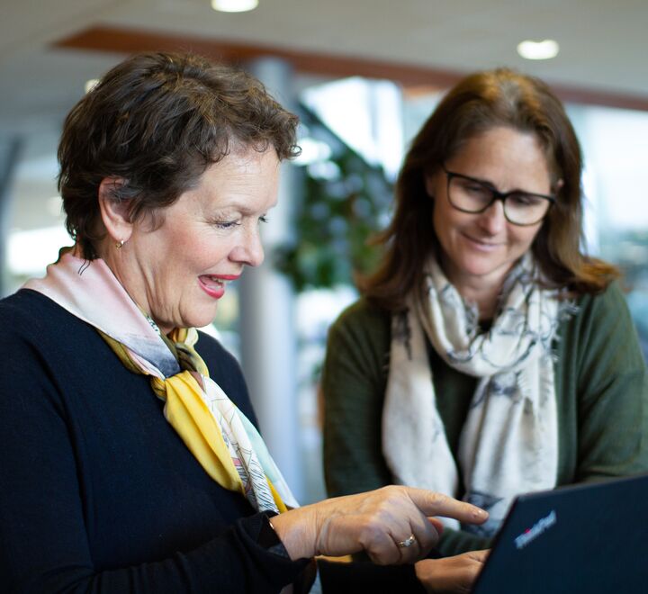 En dame som smiler vennlig