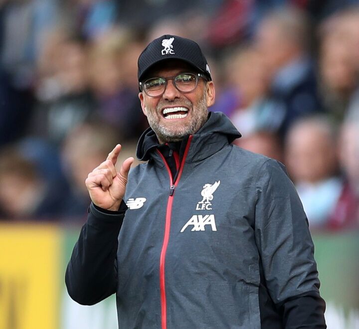 Fotballtreneren Jürgen Klopp ser ut til å ha vært i stolen til en overivrig tannlege. Foto: Resuters, Carl Recine