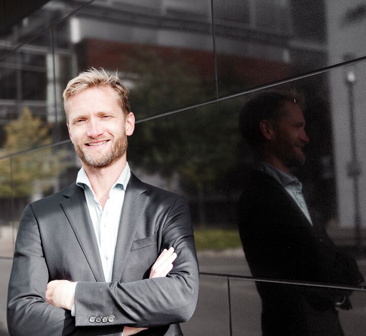 Kreditorer lar insolvente bedrifter med permitterte arbeidere overleve for å hente inn kontantstøtte, men trekker ut pluggen straks støtteordningene er omme, skriver Gisle James Natvik (bildet).