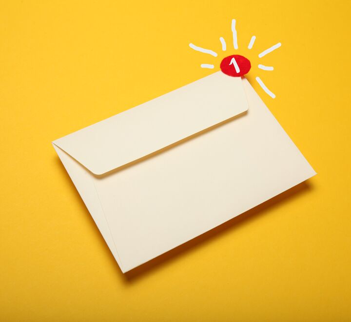 Illustrasjon av epost-konvolutt på gul bakgrunn.