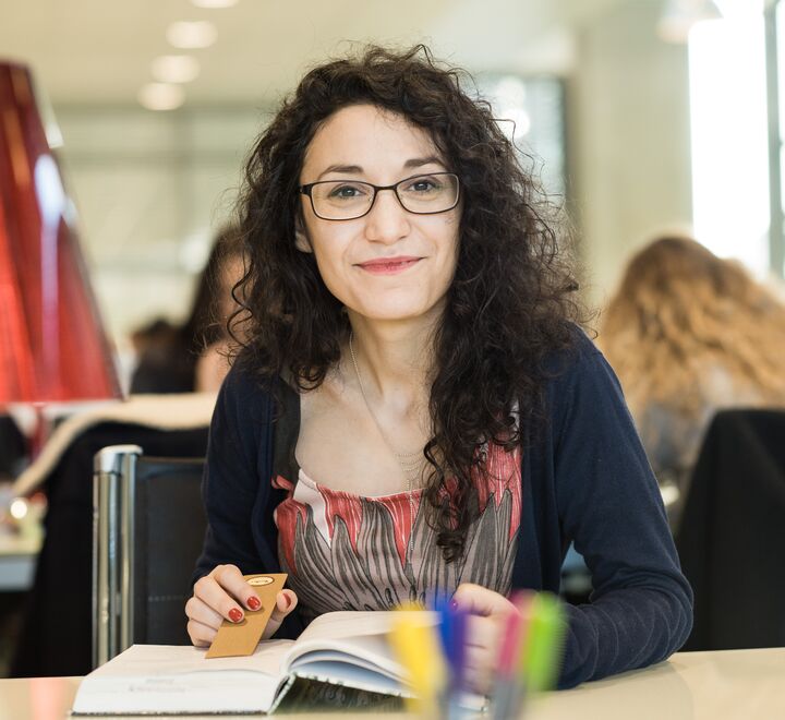 Smilende kvinnelig student