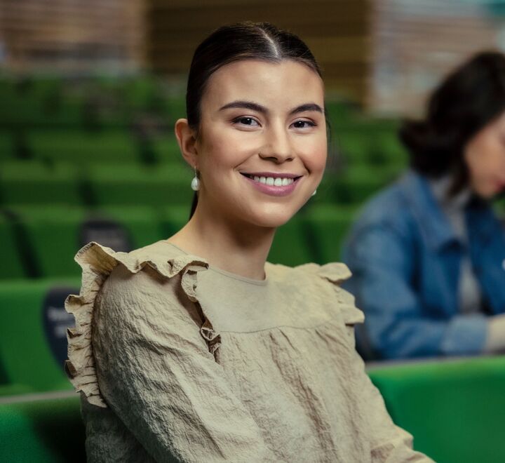 Bilde av ei kvinne på campus