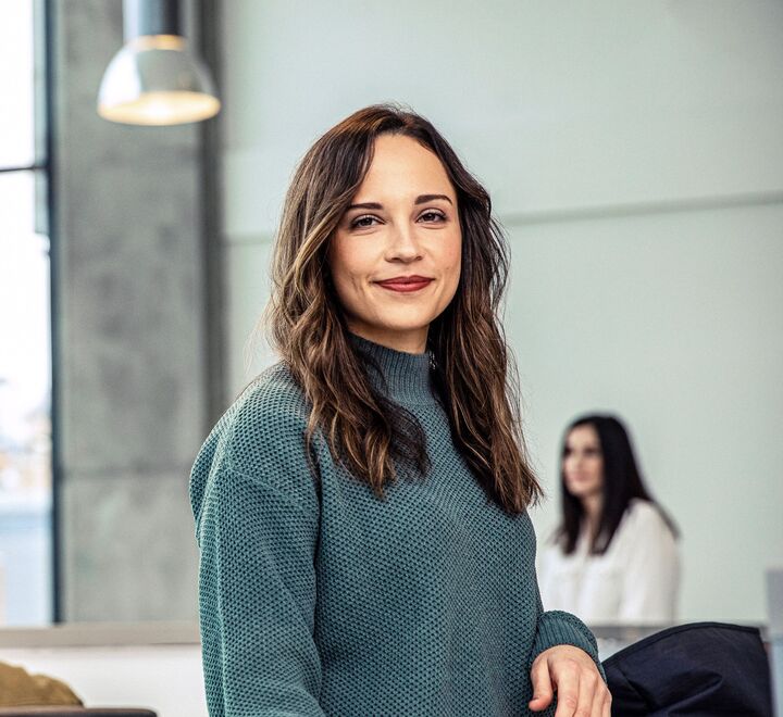 Bilde av ei kvinnelig student på campus