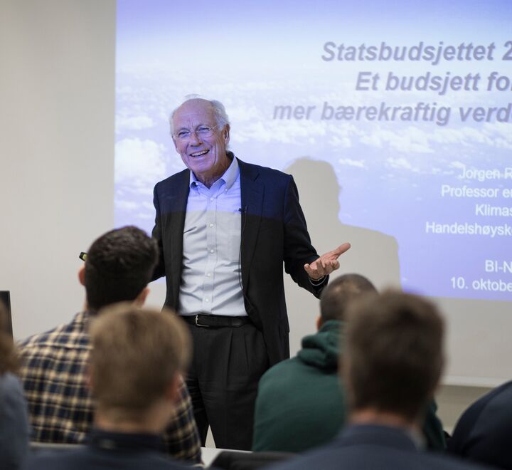 Regjeringen foreslår å bruke rundt 20 milliarder kroner for å redusere verdens klimautslipp. Samtidig skal vi bruke fire ganger så mye på å øke utslippene, hevder Jørgen Randers (bildet), som har vurdert om statsbudsjettet for 2019 vil gi oss en mer bærekraftig verden. 