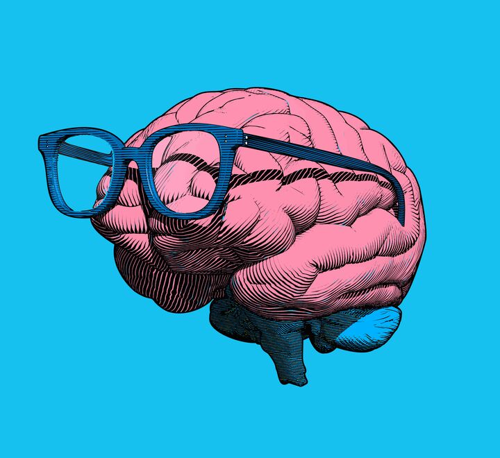 Illustrasjon av en hjerne med briller på