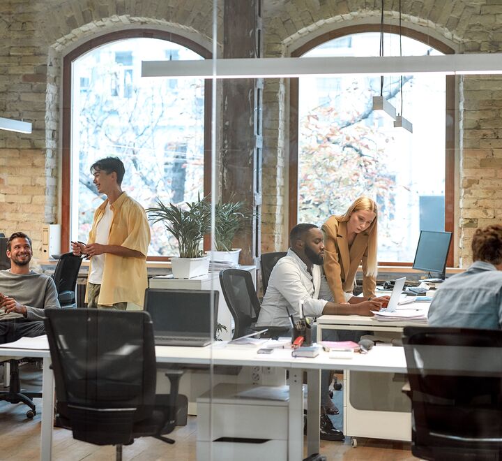 Illustrasjonsbilde mennesker som jobber i et kontorlandskap