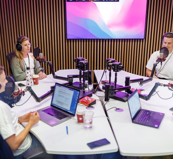 Gjester i podkaststudio