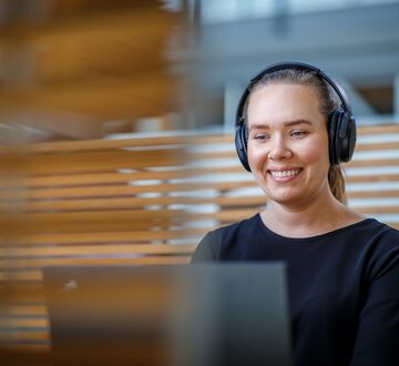 Bilde av en ung, smilende kvinne