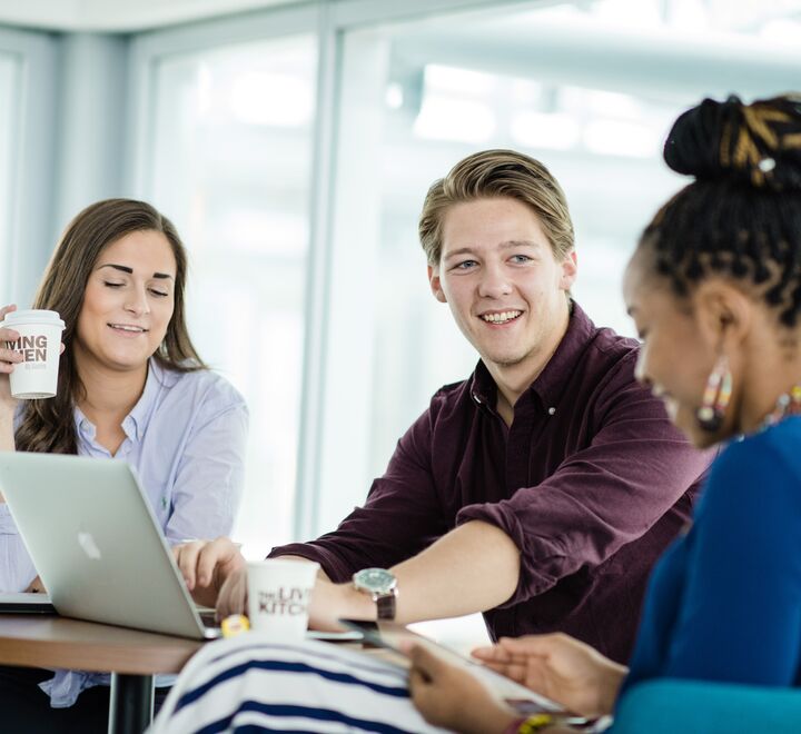Studenter som har en samtale sammen over en kaffekopp