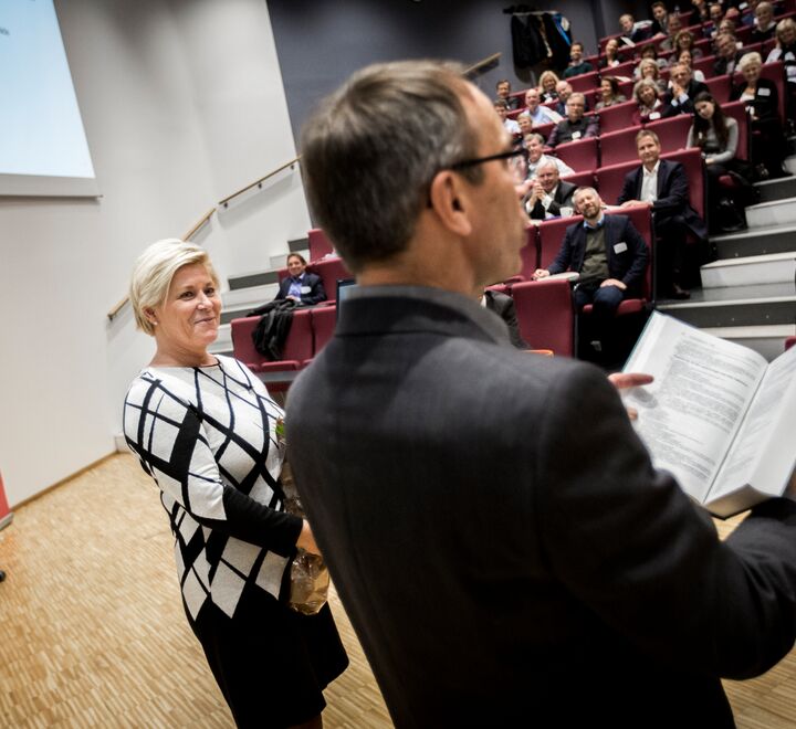Ole Gjems-Onstad og finansminister Siv Jensen under presentasjonen Skattelovsamling på BI i 2015.