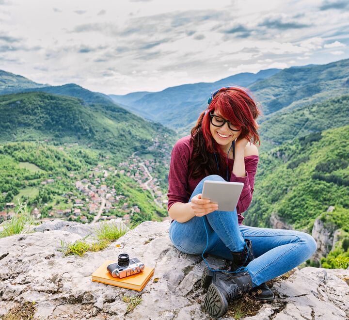 Jente med Ipad på fjelelt