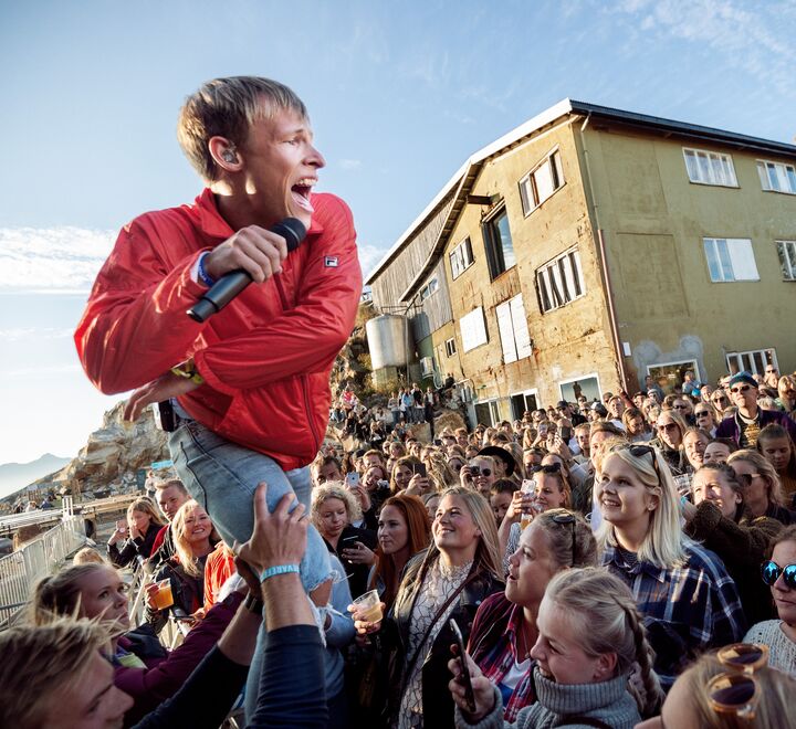 Sondre Justad holder konsert foran Trevarefabrikken i Henningsvær. Stedet har oppnådd mye gjennom samlokalisering og samskaping.