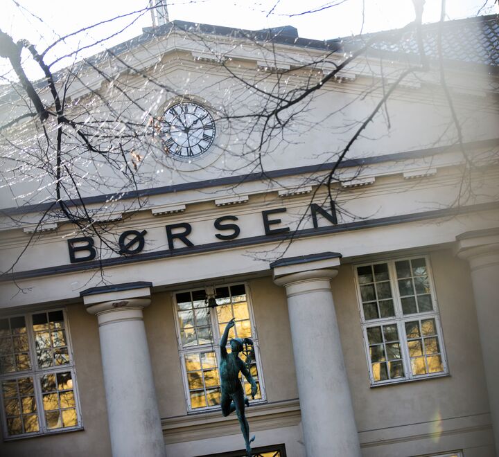 Et virus har brakt verdensøkonomien i kne. Hvilke selskaper overlever – og hvordan ser økonomien ut etterpå? spør innleggsforfatteren. Bildet er fra Oslo Børs.