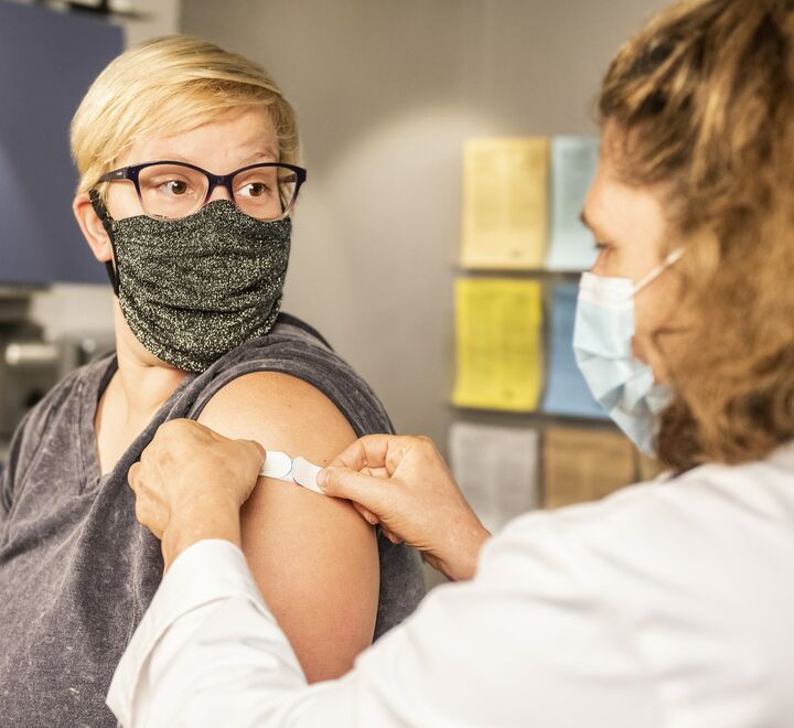  Bruk av virusvektorvaksiner i en knapphetssituasjon vil innebære positive eksterne virkninger ved at pandemien kan slås ned raskere, og smitteverntiltak kan lempes på tidligere, skriver kronikkforfatterne, begge medlemmer av ekspertutvalget som har vurdert Janssen- og AstraZeneca-vaksinene.   Foto: Centers for Disease Control and Prevention (CDC), Unsplash.com).