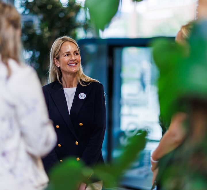 En kvinnelig alumni under Alumnidagen 2023