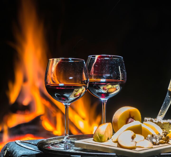 Er det lurt å lokke med dyr, god Bordeaux for å få en medarbeider til å bli ferdig med en viktig oppgave før helgen? (illustrasjonsfoto av to glass med god vin).