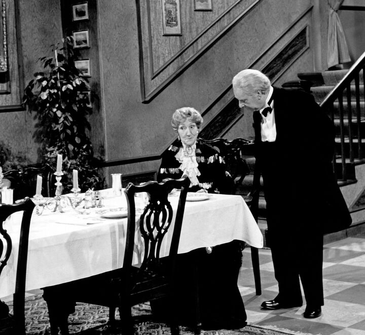 May Warden (Miss Sophie) og Freddie Frinton (Butler James) i den berømte sketsjen "Grevinnen og hovmesteren" eller "Dinner for One" som den heter på engelsk.