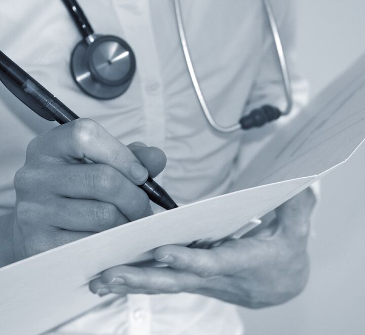 Skal vi tillate norske helseforetak å inngå avtaler med legemiddelprodusenter uten å offentliggjøre prisene de har blitt enige om? Illustrasjonsfoto av en lege med journal.