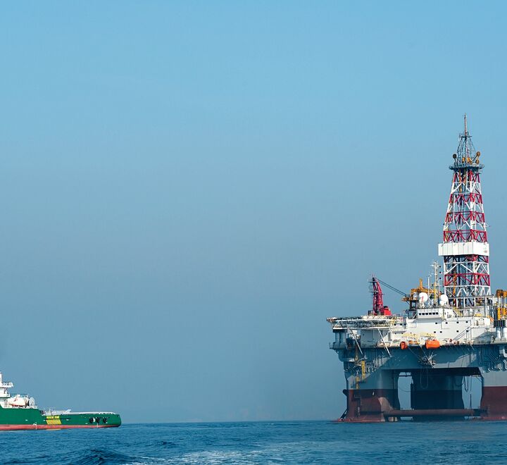 Oljeplattform og en servicebåt
