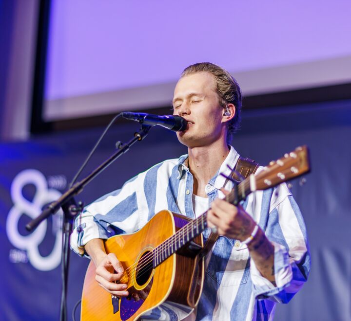 Artist som synger under Alumnidagen 2023