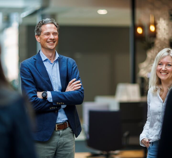 Bilde av folk som jobber sammen i gruppe