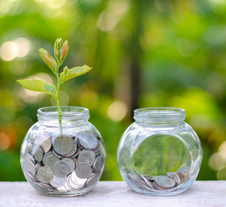 Bilde av en krukke med masse penger og en med lite penger