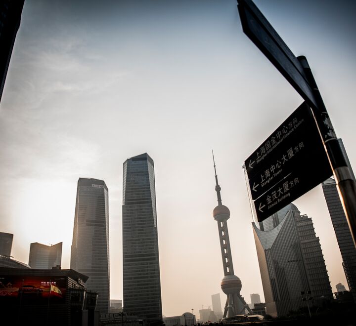 Professor Jan Ketil Arnulf og Henning Asklien produserer en podcast-serie under navnet Sjefen.