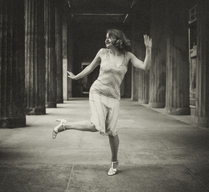 Image in black and white of a woman who dances the Charleston dance.