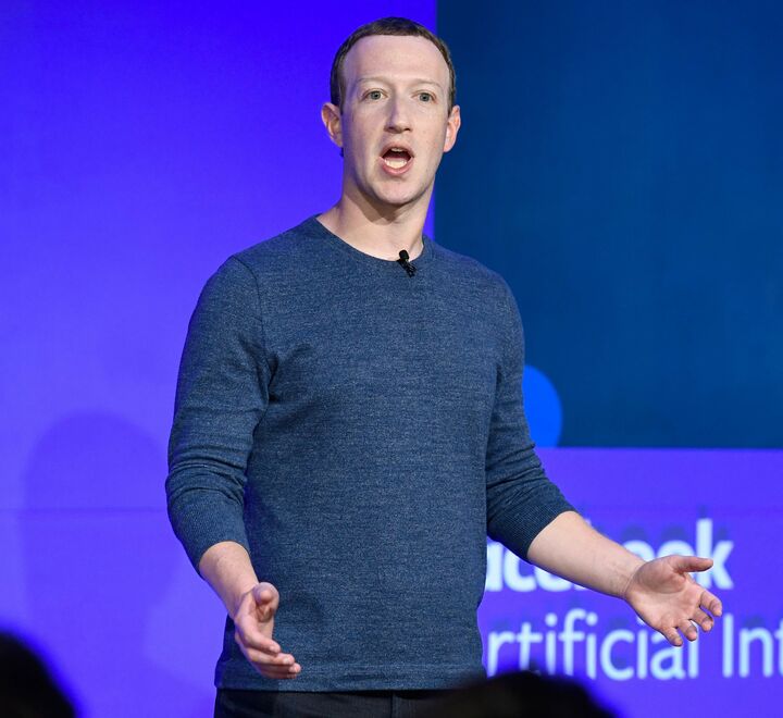 Abelia etterlyser flere «norske Mark Zuckerberg». Er han virkelig en attraktiv rollemodell? spør Nina Witoszek og Atle Midttun. Bildet er fra en pressekonferanse i Paris i mai 2018. (Foto: BERTRAND GUAY / AFP.