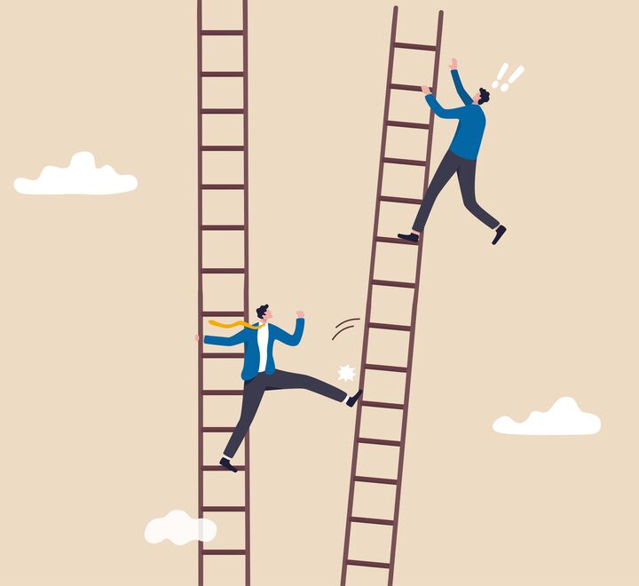 To personer som klatrer opp på hver sin stige
