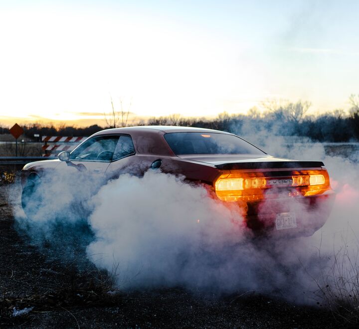 Det er som om jeg kan høre Beach Boys synge: «If everybody had a c (arbon) tax …», skriver kronikkforfatteren om karbonavgift. Bilde av en bil som forurenser. (Foto: Xavier Gonzalez on Unsplash)