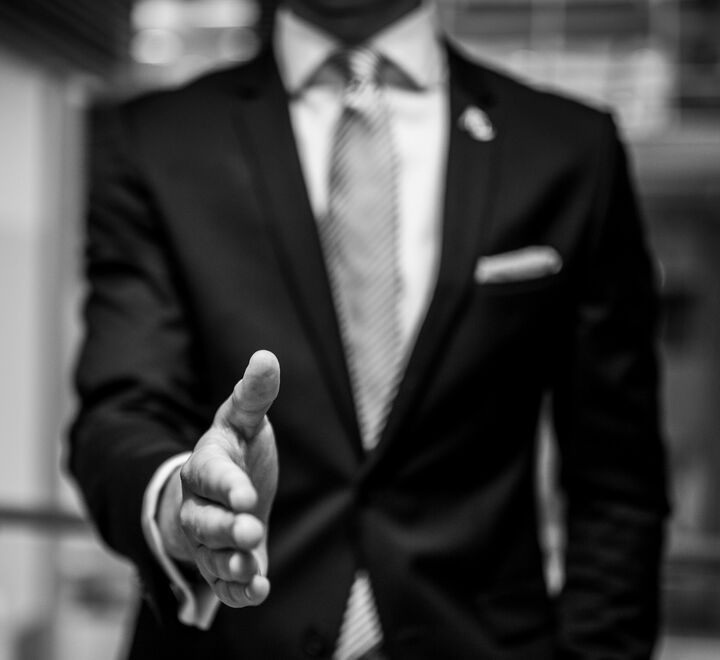 Hvitsnippforbrytere frikjenner seg selv (illustrasjons bilde av forretningsmann som hilser).