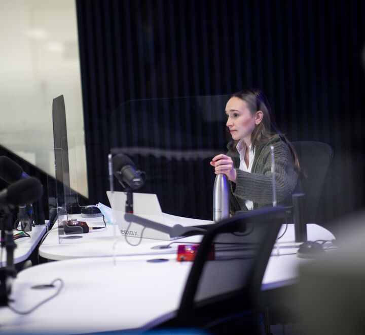 Programleder i podkaststudio