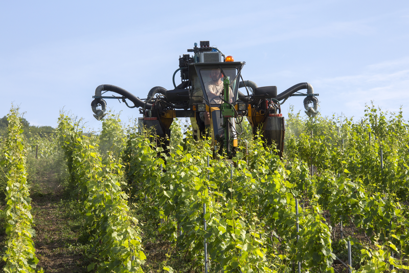 tractor applique biostimulants sur vignes 
