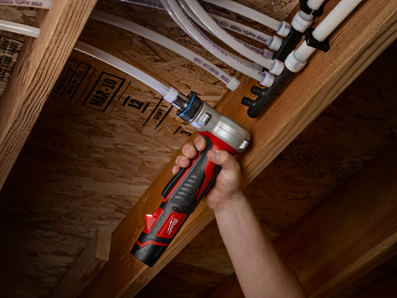 Milwaukee M12_2432_Install_PEX_Multiport_A