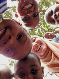 Aycanur op de foto met kinderen in Tanzanina.