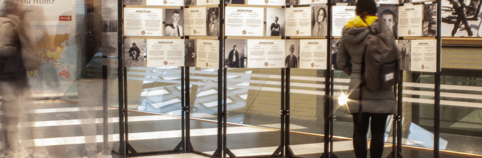 De tentoonstelling uitgestald met bezoekers